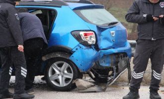 Kazazedeye yardım etmek istedi, kendisi de kazaya karıştı