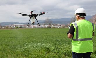 Kendi tasarladığı drone ile 5 dönümlük araziyi 20 dakikada ilaçlıyor
