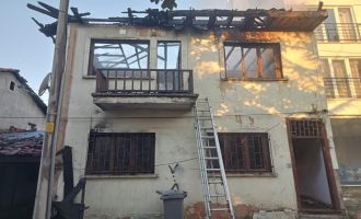 ki katlı ahşap ev alev alev yandı....