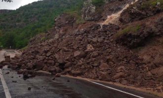 Kıbrıscık’ta yağmur sebebiyle kayan toprak yolu kapattı