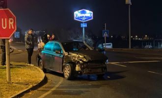 Kırmızı ışıkta geçen tır, çarptığı otomobili yolda ters döndürdü: 1 yaralı