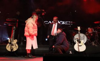 Kız arkadaşına sevgililer gününde sahnede evlilik teklifi etti