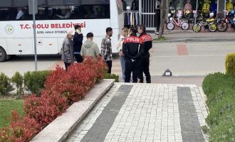 Kız kardeşini kafede bir erkekle görünce ortalığı birbirine kattı