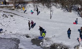 Kızağıyla donmuş göle hızla giden çocuğu muhabir son anda kurtardı