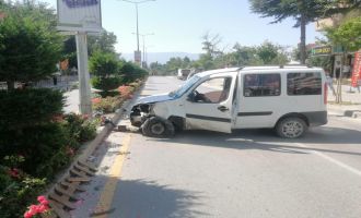 Kontrolden çıkan hafif ticari araç aydınlatma direğine çarptı: 1 yaralı