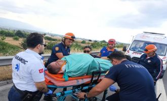 Kontrolden çıkan kamyonet otoyolda devrildi.....