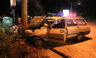 Kontrolden çıkan otomobil aydınlatma direğine çarptı....