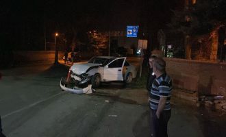 Kontrolden çıkan otomobil beton duvara çarptı: 1 yaralı....