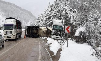 Kontrolden çıkan soda yüklü tır, devrildi