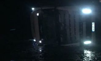 Kontrolden çıkan tır devrildi: 1 yaralı