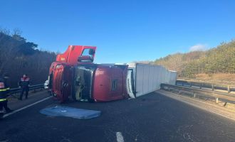 Kontrolden çıkan tır devrildi: 1 yaralı..
