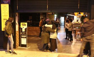 Korona virüs nedeniyle kapanan kafe çalışanları birbirlerini sarılarak teselli etti