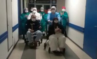 Korona virüsü yenen 80 ve 81 yaşındaki çift taburcu edildi