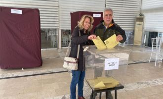 Köyden ayrılmak için sandık başına gittiler....