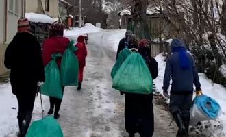 Köylerde kar eğlencesi: Çuvalın içine saman doldurup kayak yaptılar....