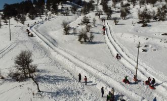 Köylülerin kayak pisti tatilcilerin ilgi odağı oluyor