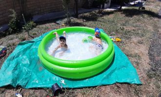 Küçük çocukların havuz eğlencesi....