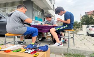 Küçük girişimciler giderlerini karşılamak için tezgah açtı