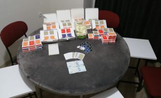 Kumarhaneye çevirdikleri ofiste suçüstü yakalandılar...