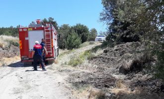 Kuru otlar alev aldı, köylüler toprakla söndürdü