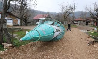 Kuvvetli rüzgar minareyi devirdi, çatıları uçurdu