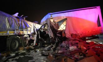 Lastiği patlayan tıra kamyonet çarptı: Otoyol savaş alanına döndü