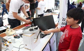 Lise öğrencileri fizik tedavi ve bomba imhada kullanılabilecek robot kol tasarladı 