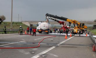 LPG yüklü tankerin devrildiği TEM Otoyolu 4,5 saat sonra trafiğe açıldı