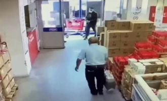 Marketten yağ tenekesi çalan şahıs kameralara yakalandı