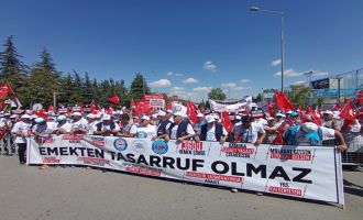 Memur-Sen Konfederasyonu'na bağlı sendikalar Bolu'dan başlattıkları yürüyüşü Ankara'da sonlandırdı