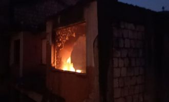 Metruk binada yakılan ateş, itfaiyeyi harekete geçirdi