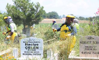 Mezarlıklar bayrama hazır