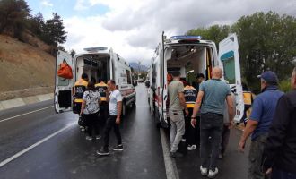 Midibüs, kamyon ve otomobil çarpıştı: 10 yaralı