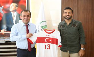 Milli futbolcu Umut Meraş’tan Başkan Özcan’a ziyaret