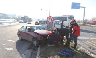 Minibüs ile otomobil kavşakta çarpıştı: 2 yaralı