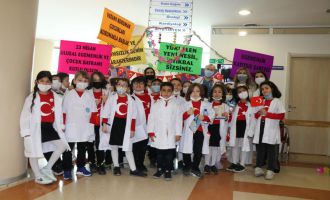 Minik doktorlar bayramlarını sağlık çalışanlarıyla birlikte kutladı