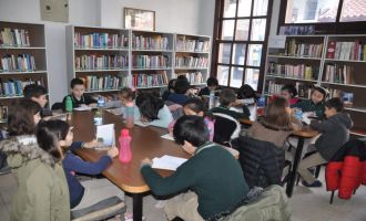 Miniklere kitap sevgisi aşılanıyor.......