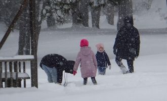 Miniklerin kar eğlencesi.....