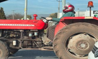 Motosiklet kaskıyla traktör kullanan kadın, sosyal medyada büyük beğeni topladı