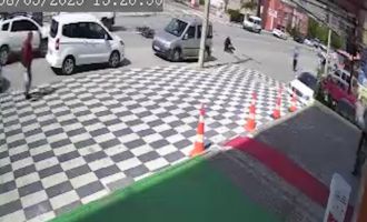 Motosikletiyle ticari araca çarptı: 1 yaralı