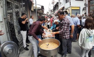Mudurnu'da esnaf duasında dev kazanlarda pişirilen aşure ve pilavlar halka dağıtıldı