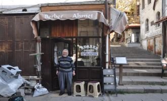 Mudurnu’nun en yaşlı berber unvanına sahip Ahmet Gündüz: “Müşterilerim 50 yaş üzeri bizim dönemimizde tıraş olanlar devamlı gelirler”