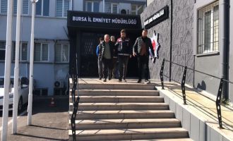 Müşterilerinden altın ve döviz alarak kaçan kuyumculardan ikisi tutuklandı