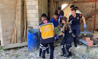 İnşaattan düştü, bacağına demir saplandı....