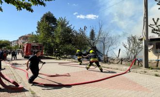Odunlukta çıkan yangın eve sıçradı: Tek katlı ev küle döndü