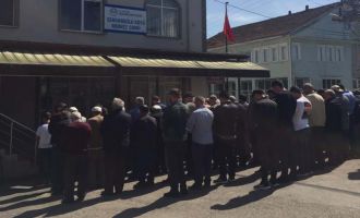 Oğlunu öldürmeye çalışıp, cezaevinde intihar eden baba toprağa verildi