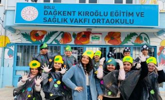 Öğrenciler çöp toplamak için kolları sıvadı
