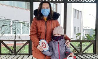 Öğrencileri okula gelmeyince karnelerini evlere dağıttı