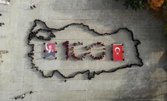Öğretmen ve öğrencilerin 100’ncü yıl koreografisi nefes kesti