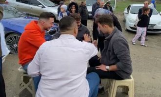 Okey masası kurarak düğün konvoyunun önünü kestiler.....